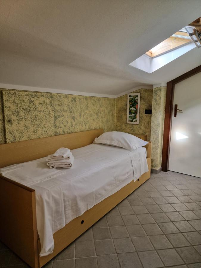 Appartement Casa Vittoria Sirmione Punta Gro Con Piscina Extérieur photo