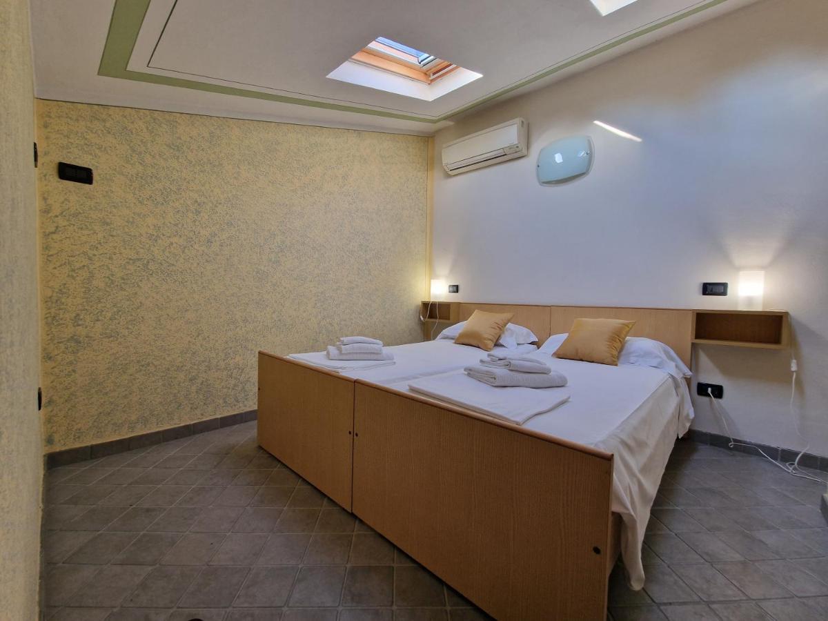 Appartement Casa Vittoria Sirmione Punta Gro Con Piscina Extérieur photo